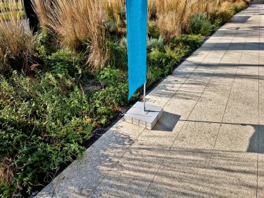 Aynı zamanda Swooper bayrakları olarak da bilinir, rüzgarı yakalayan ve hareket yaratan kıvrımlı şekiller, göz alıcı tasarımları nedeniyle onları son derece görünür bir açık hava pazarlaması haline getirir.