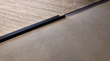 Sürgülü cam kapılar kullanışlı bir aksesuardır. Bu da sizi yaşam alanınızın önemli bir kısmını kurtarır. Cam ayrıca ilginç ve tasarım açısından mükemmel bir iç metal krom, paslanmaz çelik üretebilir.