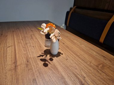 Masa masası ve yemek odasında küçük bir vazo. Dekorasyon çok güzel olacak ve şirket kantin gibi olacak.