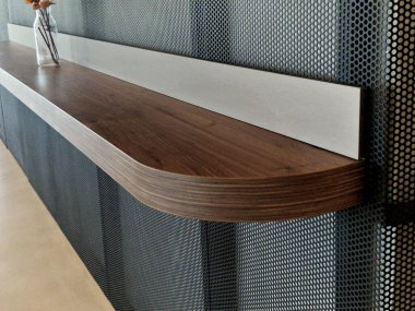 Masa masası ve yemek odasında küçük bir vazo. Dekorasyon çok güzel olacak ve şirket kantin gibi olacak.