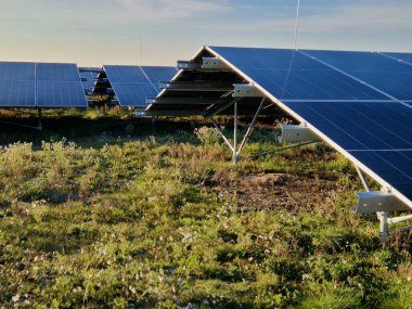 PV panel çerçevelerinin tüm iletken kısımlarının topraklanması, bağlama yapılarının düzgün bir şekilde zemine oturtulması ve binanın ana zemin terminaline bağlanması gerekir, paratoner