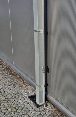 Alüminyum, çelik ya da bakır. Çatı ve yağış miktarları için farklı boyutlarda mevcuttur. Daha büyük kapasiteye sahip bir kare ya da dikdörtgen şekil.