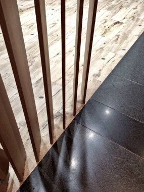 İç kısımlardaki lüks ahşap bölmeler gürültüleri dağıtıyor ve duvarın yüzeyini bir tasarım tarzında parçalıyor.