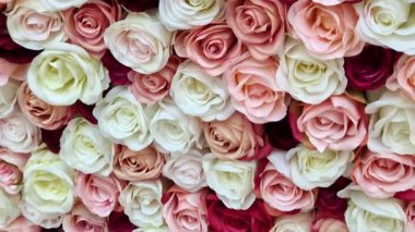 Fotoğraflar için göze çarpan zarif bir arka plan, etkinliğe şenlikli ve lüks bir atmosfer sağlıyor. Malzeme yapay çiçekleri, genellikle ipek ya da plastik, esnek ya da katı bir panel tabanına bağlıdır.