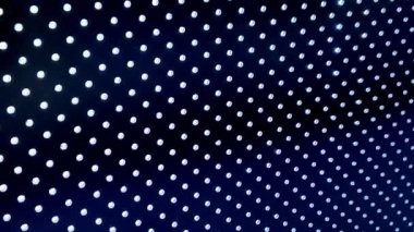 Işık paneli konukseverlik, perakende satış ve konaklama alanlarında katmanlı atmosfer yaratmak için ideal ortam ışığı sunar. Kaplamalı ışıltılar ve ışıltılar deliklerde parıldıyor