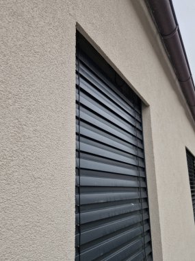 Açık hava panjurları için kutular her modern evin temel unsurudur, işlevselliği estetikle birleştirmek. Pencerenin dışına yerleştirilirse, jaluzileri ters teperler.