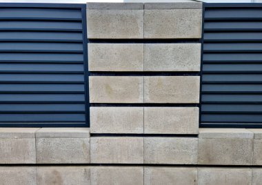 Mimari duvarcılık veya bölünmüş yüz blokları olarak adlandırılan modüler beton belirgin yatay oyuklar ya da çizgiler oluşturur ve bu çizgiler görüntüyü bozar. yatay slat paneller, alüminyum levhadan yapılır