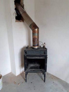 Şömine döşemesi, özel duvar ısıtıcısı. Çekirdek ünitesi yangın kutusu kuruldu, yapısal çevre ısıya dayanıklı duvar blokları, kalsiyum silikatı veya hafif beton blok kullanılarak inşa ediliyor