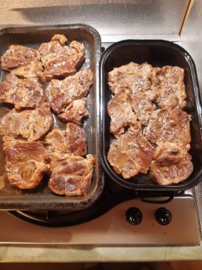 Bol bol marine edilmiş domuz bifteği, muhtemelen boyun ya da omuz kesikleri, kızartma ya da ızgara için hazırlanıyor..