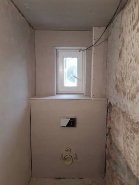 Gösterilen gizli modül sistemi su tankı, sifon mekanizması ve tuvalet için destek çerçevesini içeriyor. Modül metal profil yapısına monte edilir, daha sonra alçıpanla ya da tuğlayla kaplanıp seramik fayanslarla kaplanır.