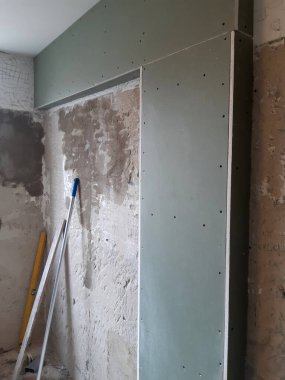 alçıpan, modern iç mekan, mutfak ya da banyo, duvar kiremitleri LED şeritle aydınlatılmış ringa kemiği deseninde sıralanmıştır. Parlak dikdörtgen seramik fayanslar beyaz ışık rengi, sıklıkla metro olarak adlandırılır