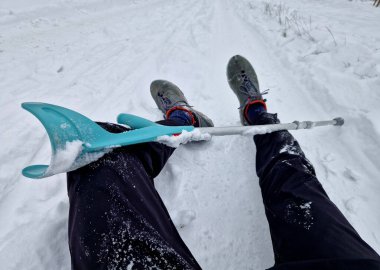 Kardan koltuk değneğine, buzlu yola. Eğer siz ya da yanınızdaki biri hareket kabiliyetine güveniyorsa, o arazide gezinmek son derece tehlikeli olacaktır. Adam koltuk değneği tutarak yerde yatıyor. bul