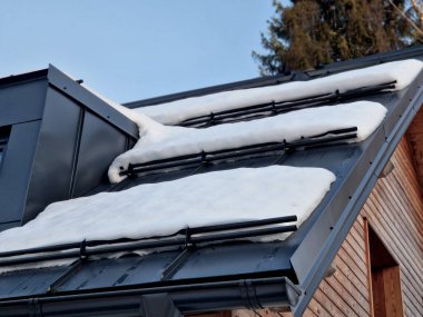 Dağlarda hızlı kar kaymasına karşı bir çubuğu olan galvanize metal çatı. Kar ve buz insanların üzerine hemen düşerse ya yaralanırlar ya da ölürler. Çığ yavaşlar, kafa yaralanması, kırık