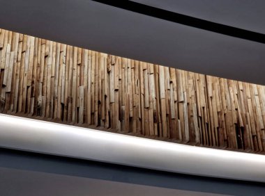 Design ElementsRitmik Doku, sendelemiş, dikey tahta çıtalar hareket hissi yaratır. Çünkü mükemmel bir şekilde sifon çekmiyorlar, üç boyutlu etki yaratıyorlar. Otel Lobi Spa doğal malzemeler ahşap gibi sakinleştirici, organik atmosfer yaratır. Akustik Tedavi