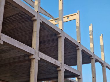 Önceden yapılmış beton iskelet yapısı. Bu modüler bir inşaat metodu. Sütun öncesi dikey üyeleri. Yatay kirişler için koltuk görevi gören küçük çentik ya da korbonların çıkıntısına dikkat edin.