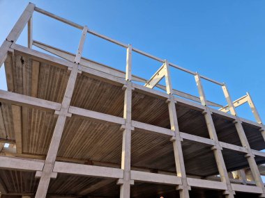 Önceden yapılmış beton iskelet yapısı. Bu modüler bir inşaat metodu. Sütun öncesi dikey üyeleri. Yatay kirişler için koltuk görevi gören küçük çentik ya da korbonların çıkıntısına dikkat edin.