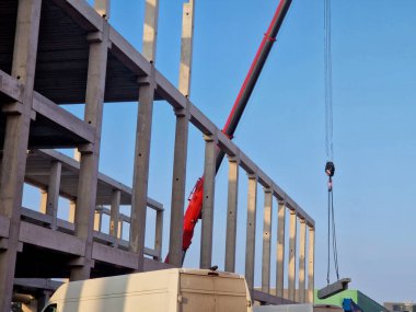 Önceden yapılmış beton iskelet yapısı. Bu modüler bir inşaat metodu. Sütun öncesi dikey üyeleri. Yatay kirişler için koltuk görevi gören küçük çentik ya da korbonların çıkıntısına dikkat edin.