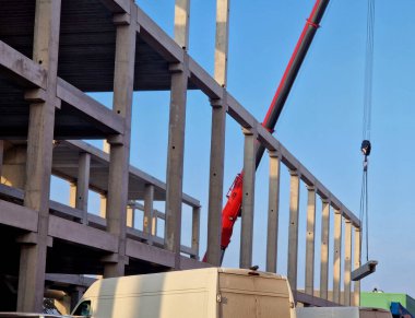 Önceden yapılmış beton iskelet yapısı. Bu modüler bir inşaat metodu. Sütun öncesi dikey üyeleri. Yatay kirişler için koltuk görevi gören küçük çentik ya da korbonların çıkıntısına dikkat edin.