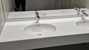Yapay taştan çift lavabo, birleşik yapay taş malzemeden yapılmış katı yüzey malzemesi, gözeneksiz ve kolay muhafaza, oval kase, dikişsiz eklemler, ve küf lekesine dirençli.