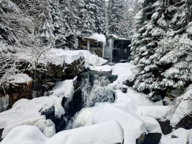 Nehirdeki şelale üç aşamalı bir şelaledir ve en yüksek aşama beş metre yüksekliğe ulaşır. Şelalenin bulunduğu vadiden geçen altı duraklı bir doğa yolu var..