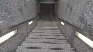 Merdivenler gri granitten yapılmış. Merdivenlerin kenarlarında daha iyi görünmesi ve kayma önleyici bantlar için sarı işaretler var. Görüş mesafesi düşük ya da ıslak. Yan taraflara paslanmaz çelik korkuluklar monte edilmiştir. Duvar dahili ışık panelleri ile donatılmıştır.