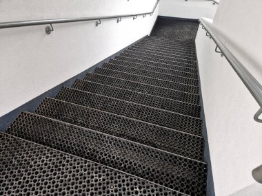 Lastik kayma önleyici paspaslarla donatılmış merdivenlerde toprak yakalama ve güvenli bir şekilde yürüme imkanı sağlayan delikli paspaslar var. Beton ya da çelik gibi çeşitli merdiven türleri için uygundur..