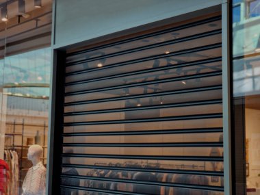 Yuvarlanan ızgara, dükkan penceresi hırsızlığa karşı güvenilir mekanik koruma sağlıyor. Şeffaflık iyi hatta mağaza kapalı. Izgara hava dolaşımını kısıtlamaz ve doğal ışığa izin verir. Açılışın üstündeki şafta yuvarlanıyor.