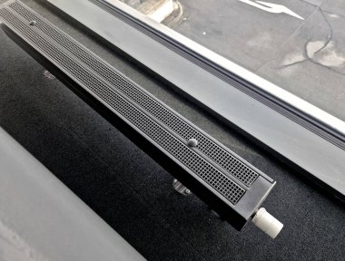 Yer konvaktörü, termal perde, pencerenin önünde sıcak bir hava perdesi oluşturur, böylece cam yüzeylerden soğuğu nötralize eder. İç kısımda hava dolaşımı ve termal konfor. Sıcaklık düzenlemesi için termostatik baş.