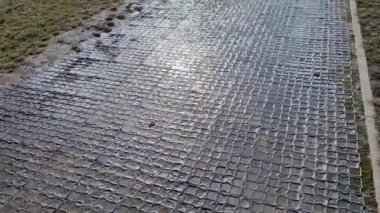 Plastik çim kaldırım, çimlerin güçlendirilmesi, garaj yolları, otoparklar. Yüksek yük kapasitesi araba ve kamyonları yüklemek için tasarlanmıştır. Yağmur suyu geçirgenliği. Kurulum parçaları birbirine bağlı kilitler, dengeli çim tohumları. Garaj yolları, garaj girişi.