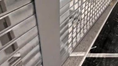 Camları korumaya yarayan ızgaralar. Yüksek güvenlik hırsızlığa karşı güvenilir mekanik koruma sağlıyor. Mağaza kapandıktan sonra bile şeffaflık tasarımı görünümü gösteriliyor. Izgara hava dolaşımını kısıtlamıyor.