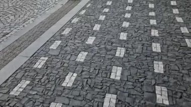 Tipik Prag kaldırımı, tarihi kaldırımlar. Yüzey, sözde Prag mozaiğinden oluşuyor. Koyu renk, açık renk küpler, 70 cm 'lik kare boyutlar. tarihsel rezerv merkezde, üçgen