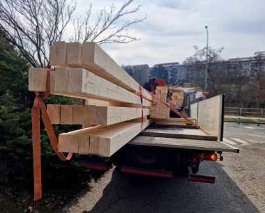 Uzun çıkıntınız olduğunda, arka dingilin aşağı yönlü kuvveti aslında ağırlık etkisinden dolayı ahşabın kendisinden daha büyüktür. Büyük ihtimalle 4x4 ya da 6x6 çubuk taşımaktadır.