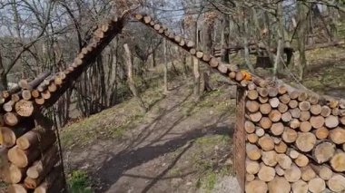 Kütük kemeri, ve yer çekimine meydan okurken, çok spesifik bir fiziğe ve muhtemelen birinin kafasının üzerine çökmemesi için biraz gizli desteğe dayanıyor. Bunun nasıl işlediğiyle ya da benzer bir şeyin nasıl inşa edileceğiyle ilgileniyorsanız...