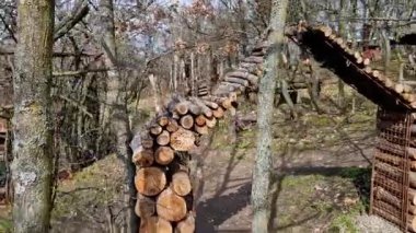 Kütük kemeri, ve yer çekimine meydan okurken, çok spesifik bir fiziğe ve muhtemelen birinin kafasının üzerine çökmemesi için biraz gizli desteğe dayanıyor. Bunun nasıl işlediğiyle ya da benzer bir şeyin nasıl inşa edileceğiyle ilgileniyorsanız...