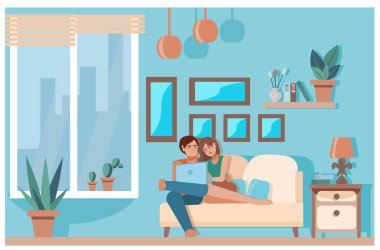 Rahat bir oturma odası. Genç bir çift kanepede nazikçe sarılıp dizüstü bilgisayarlarında film izliyor. Mutlu aile hayatı kavramı. Karakterlerle iç içe olmak çok hoş. Düz bir şekilde vektör illüstrasyonu.