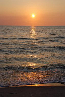 Denizin üzerinde gün batımı