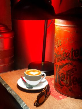 Kalp Latte Sanatı ile kapuçino