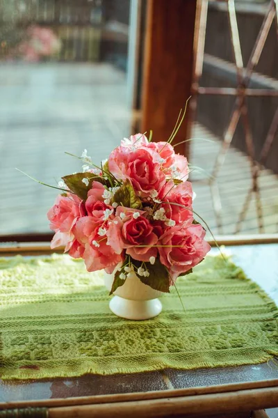 Flores Rosas Artificiales Falsas Sobre Mesa — Foto de Stock