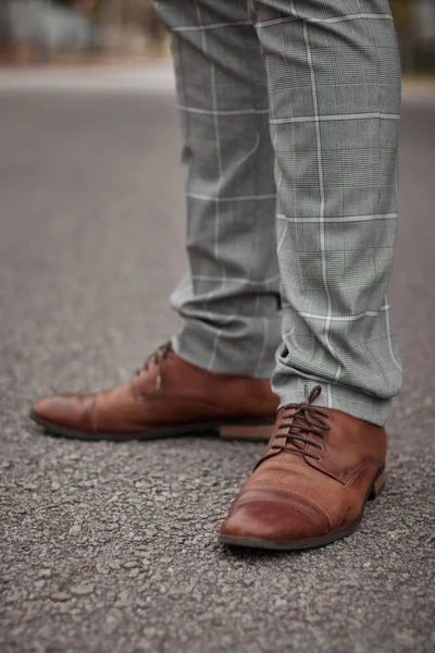 灰色带条纹裤子的男人正装鞋 — 图库照片