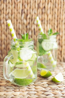 nfused su ile salatalık, limon ve nane rustik arka plan üzerinde. Detoks içecek, seçici odak.