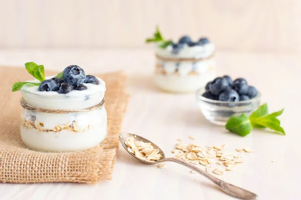 Yogurt con mirtilli freschi in un bicchiere . — Foto Stock