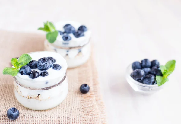 Yogurt con mirtilli freschi in un bicchiere . — Foto Stock