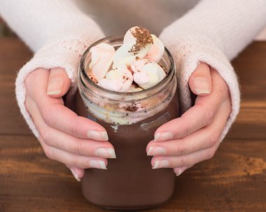 Sıcak çikolata marshmallow ile tutan eller. Üstten Görünüm. 