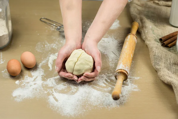 Крупный план женских рук пекаря, месящих тесто в пекарне . — стоковое фото