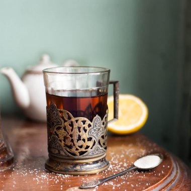 Çay şekeri, limon ve çaydanlık antika cam tutucu. 