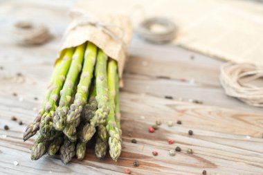 Ahşap arka planda taze kuşkonmaz. 