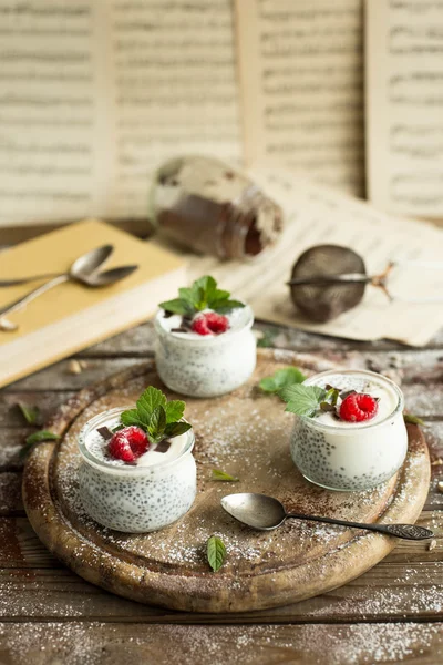 Pudim de semente de chia com framboesas chocolate e hortelã em frascos . — Fotografia de Stock