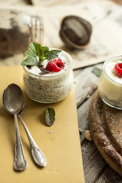 Pudim de semente de chia com framboesas chocolate e hortelã em frascos . — Fotografia de Stock