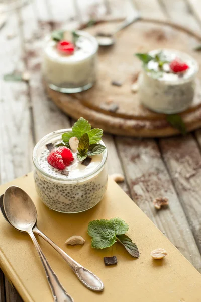 Chia Nasiona pudding z malinami czekolada i mięta w słoikach. — Zdjęcie stockowe