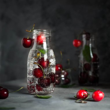 Buz ve soda ile vişne limonata. Tatlı yenileniyor